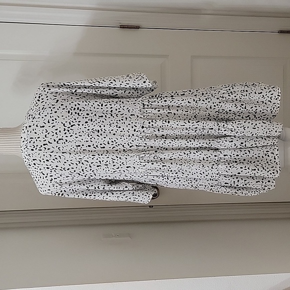 Stelen, Size M White with Black Spotted Pattern Tiered, Ruffled V Neck Dress - Picture 4 of 10